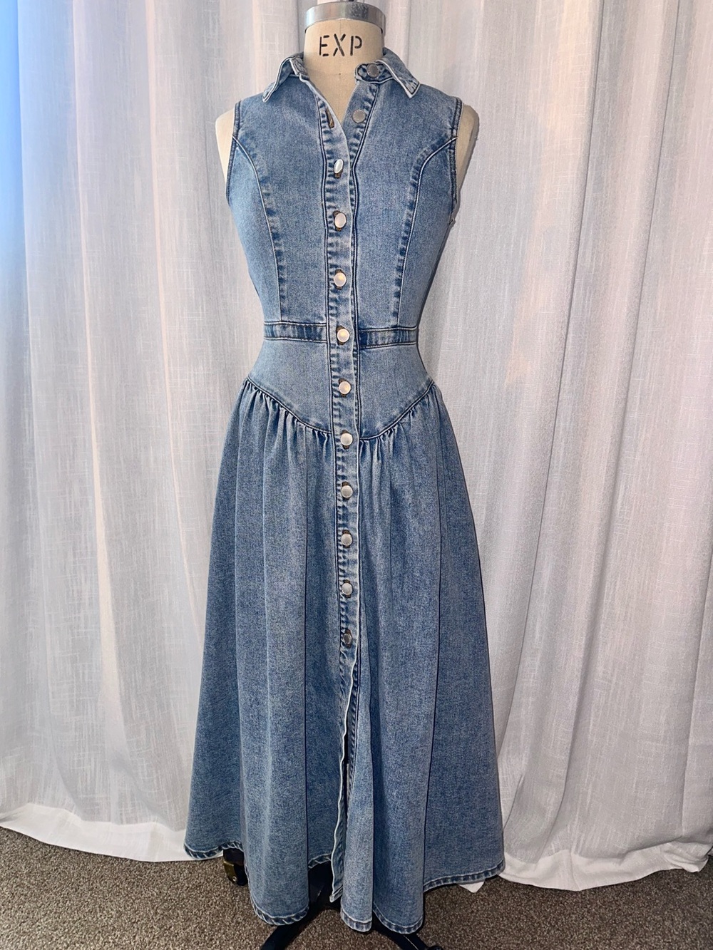 Avec Les Filles Sleeveless Button-Front Denim Midi Dress in Blue - Picture 2 of 12